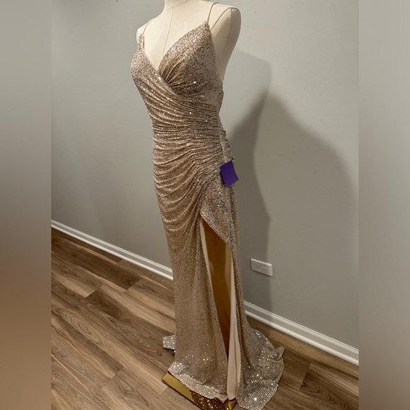 Simple but gorgeous, gold sequin dress. NWT, size large. - Picture 3 of 5